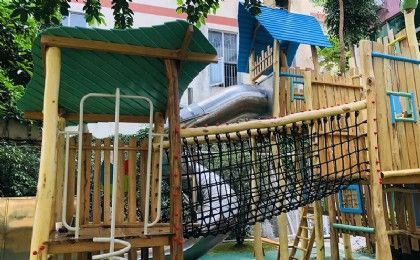 幼儿园木质攀爬滑梯